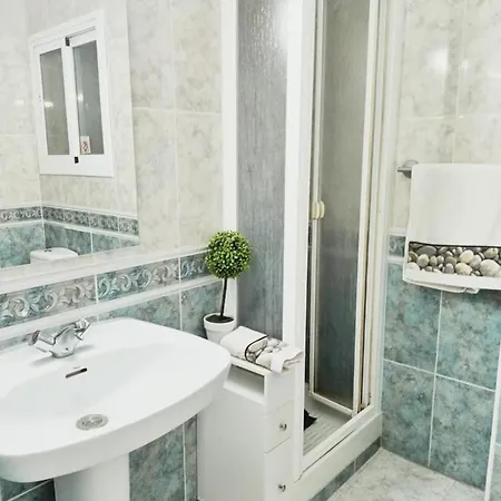 Completo Delante De La Playa Apartment